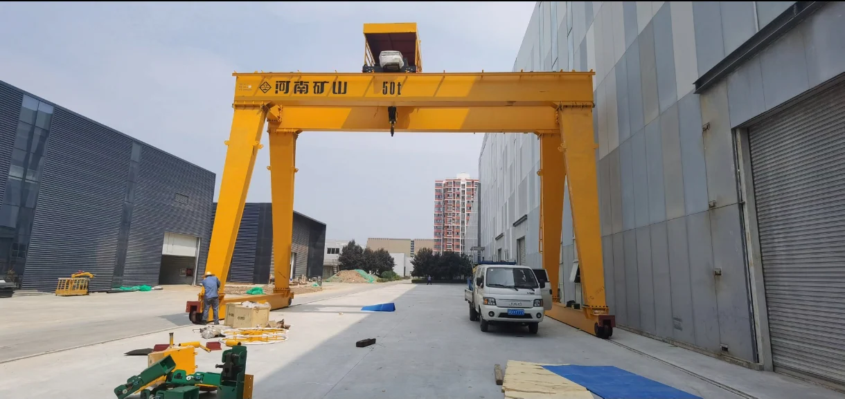 厂房之间的 MG 双梁门式起重机与室外作业通道